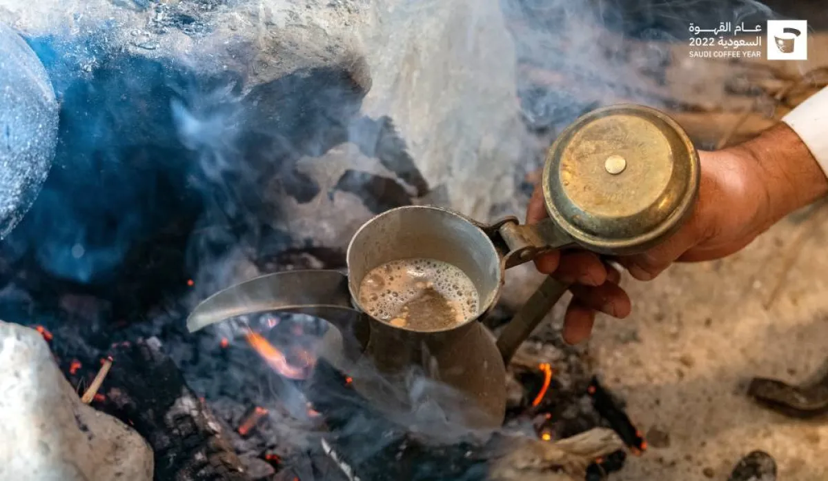 صنع القهوة السعودية على الحطب - الصورة من حساب وزارة الثقافة 
