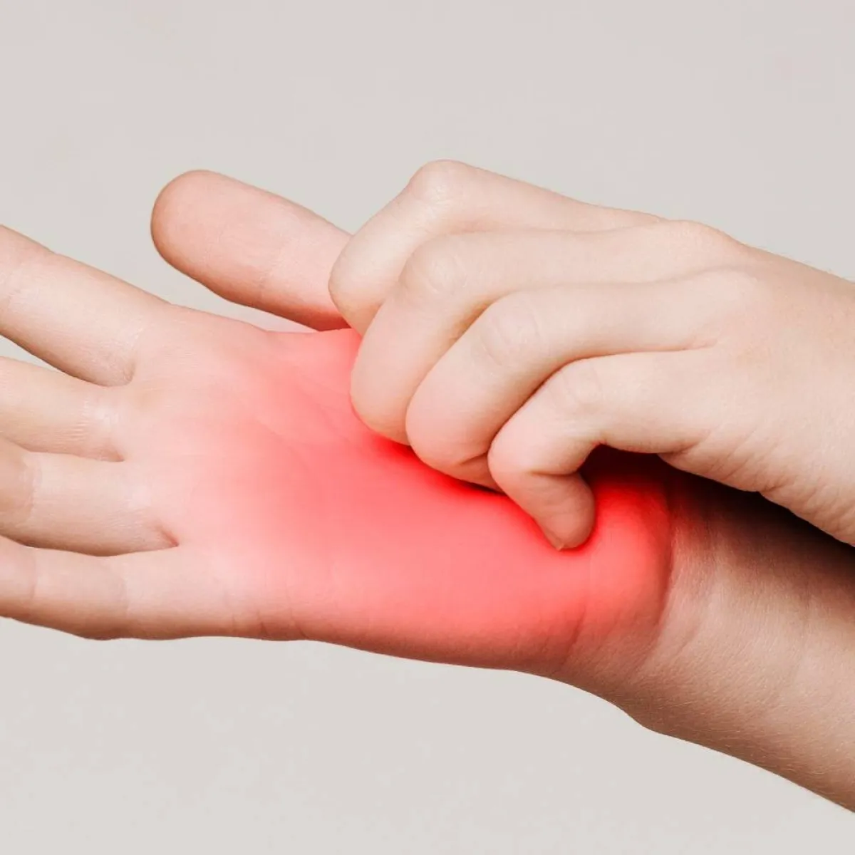 صورة ليدين ملتهبتين