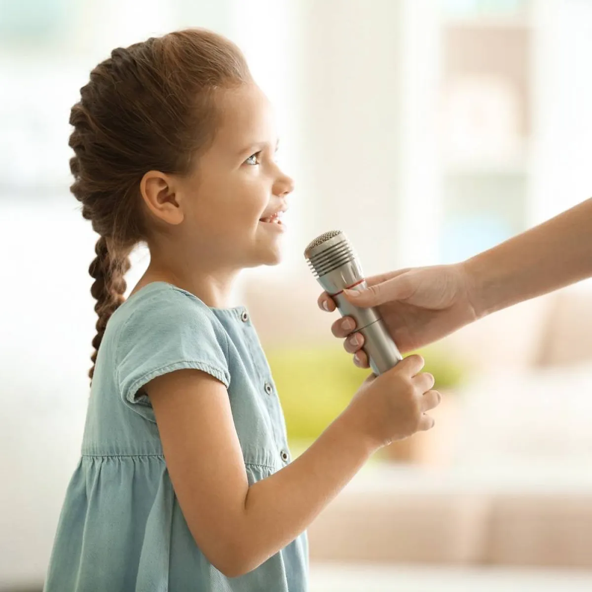 صورة لطفلة تغني 