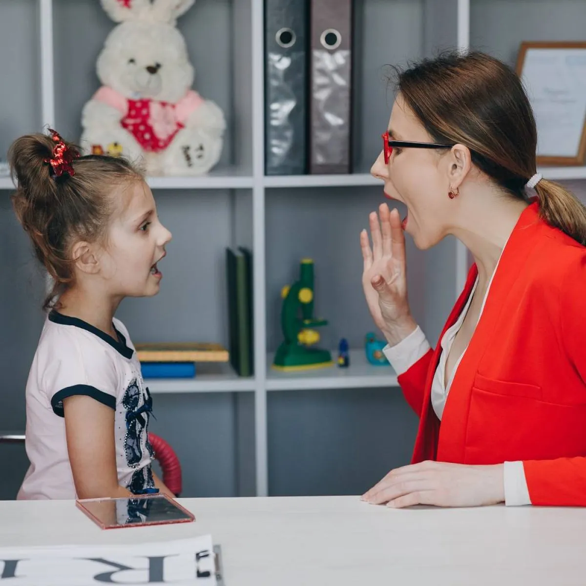 صورة لطفلة تتعلم طريقة نطق الحروف