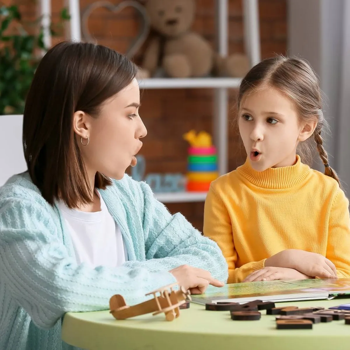 صورة لطفلة تتعلم العربية