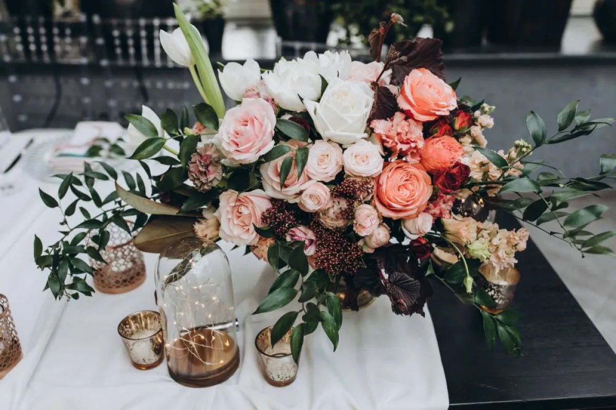 الاستعانة بكميات كبيرة من الورود لوضعها على طاولة العروس