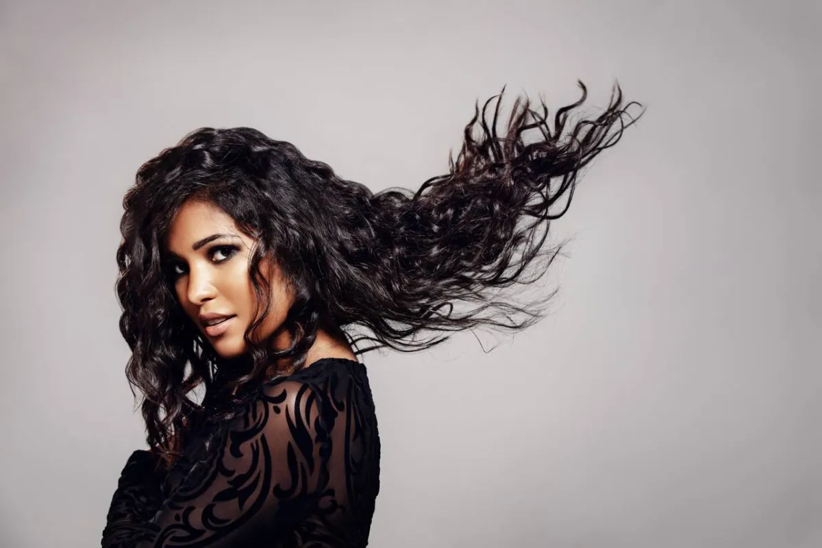 صورة لفتاة ذات شعر طويل