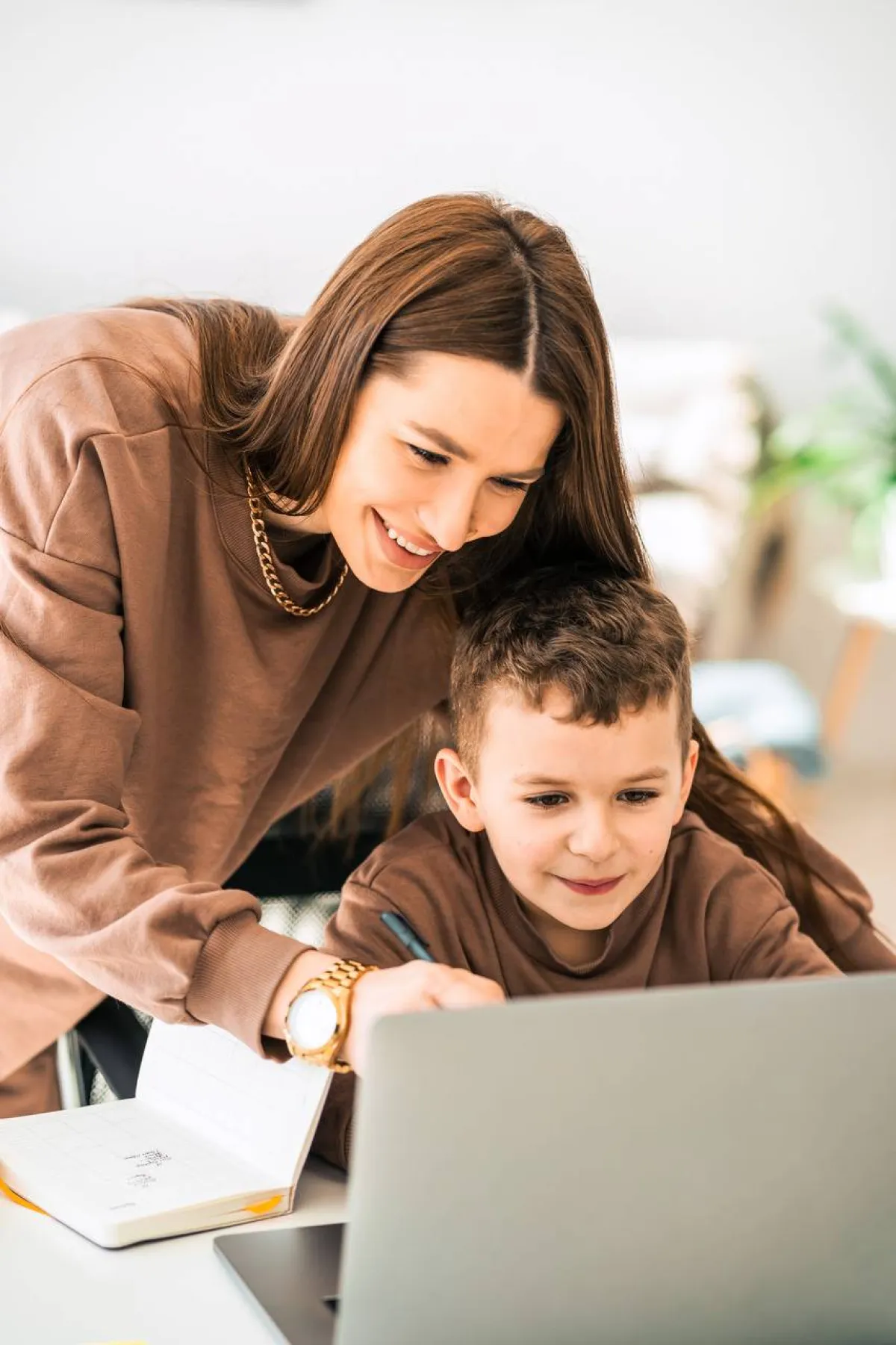 صورة لأم مع ابنها