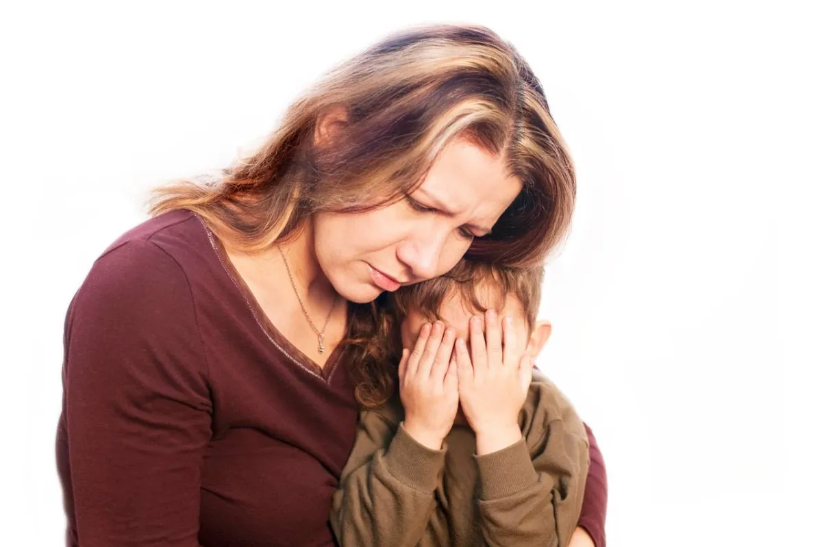 صورة لطفل يلجأ لأمه