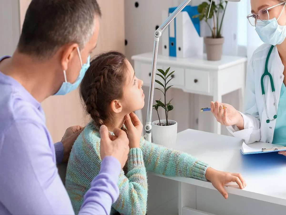 صورة لأب مع ابنته لدى الطبيب