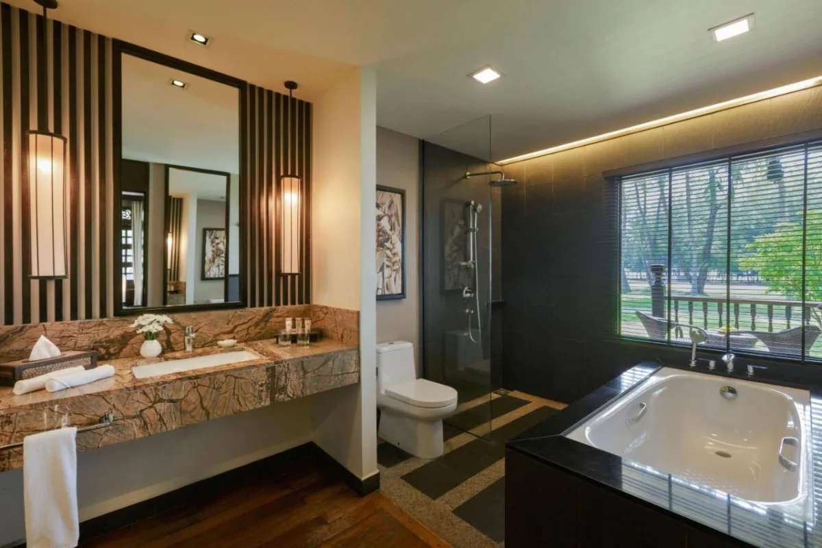 حمامات فخمة في غرف منتجع شاطئ ميريتوس بيلانجي