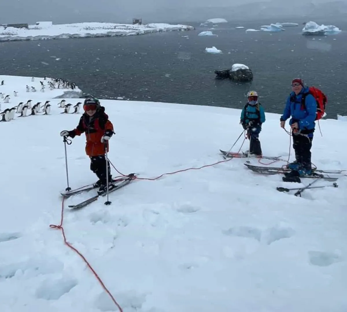 طفل يتزلج في 7 قارات بعمر 8 سنوات