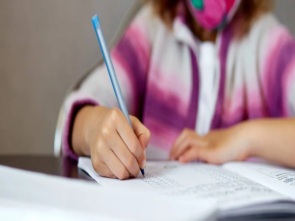 صورة لطفل يكتب