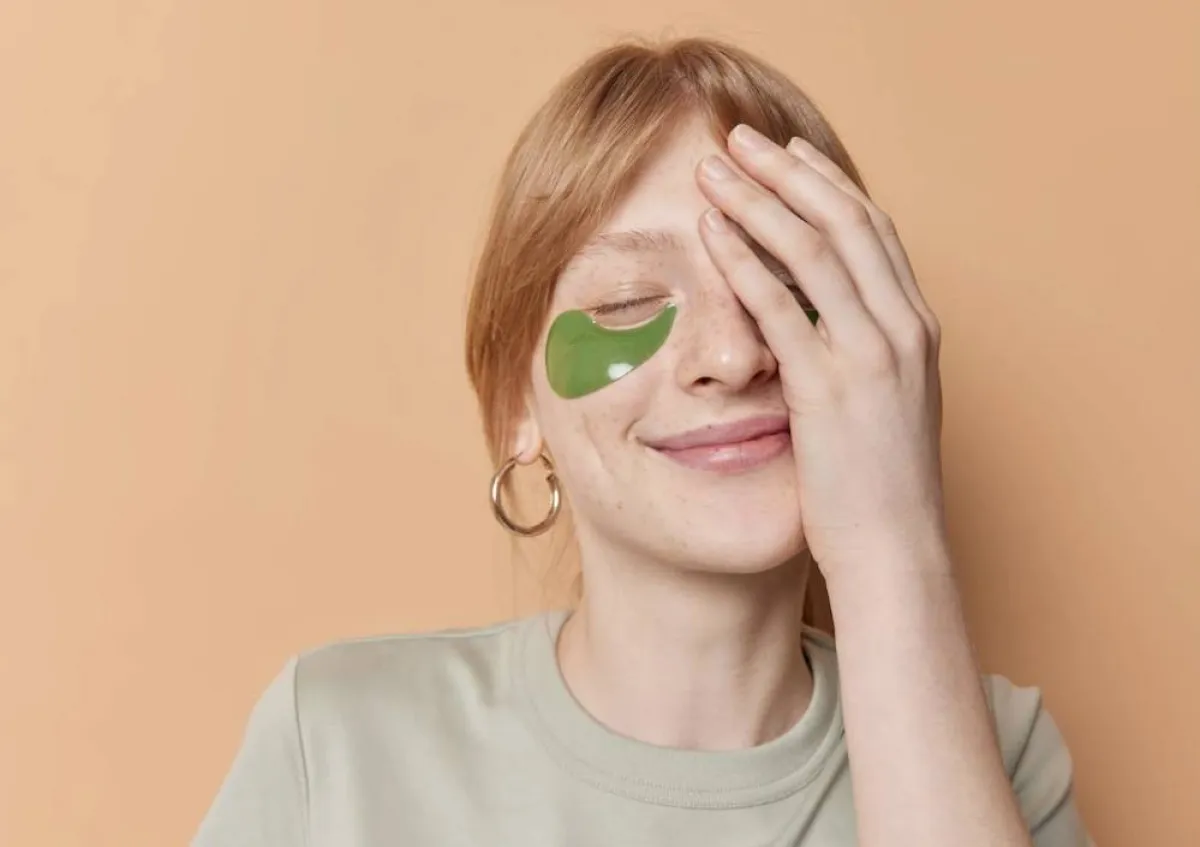 فوائد لصقات خلاصة الحلزون تحت العين