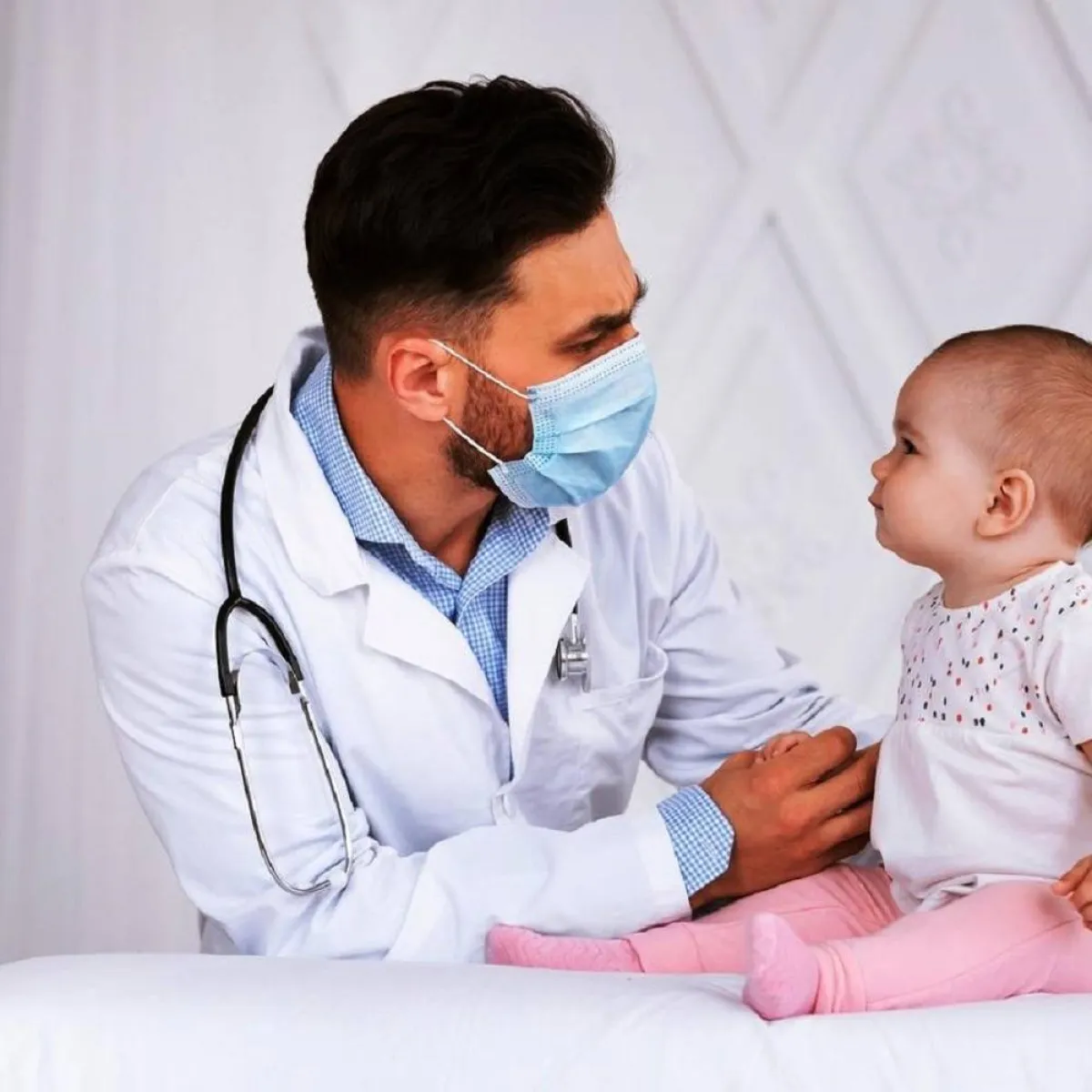 صورة لرضيع وطبيب