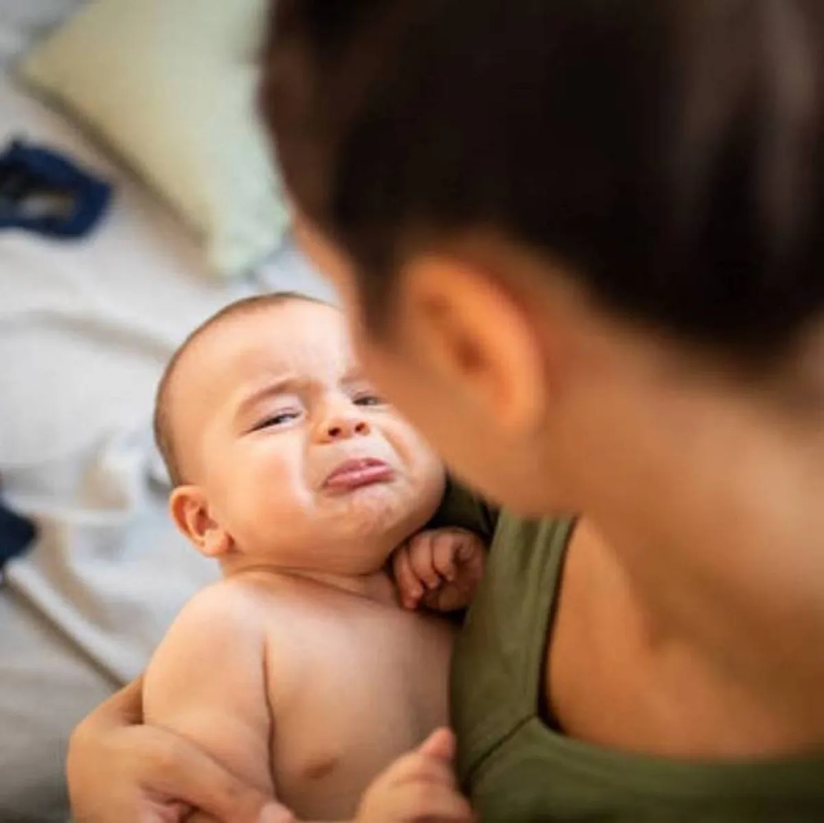 صورة لطفل رضيع وأمه