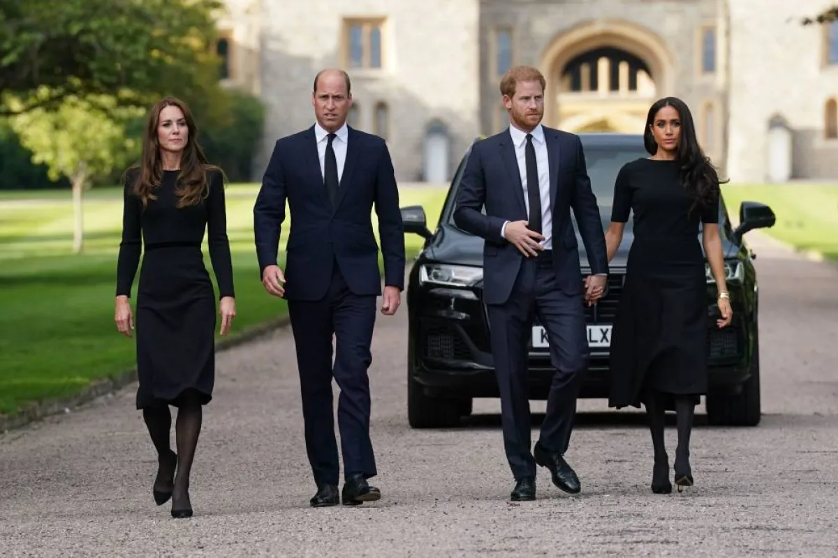 (L-R) Britain's Catherine, Princess of Wales, Britain's Prince William, Prince of Wales, Britain's Prince Harry, Duke of Sussex, and Meghan, Duchess of Sussex on the long Walk at Windsor Castle on September 10, 2022, Kirsty O'Connor / POOL / AFP