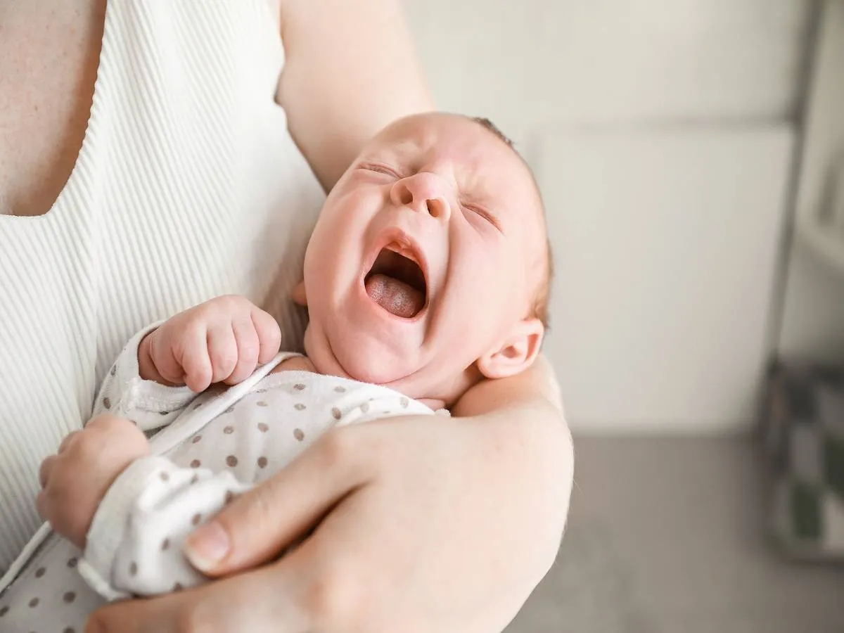 صورة لطفل رضيع يبكي