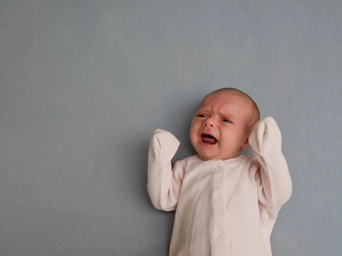 صورة لطفل حديثي الولادة يبكي