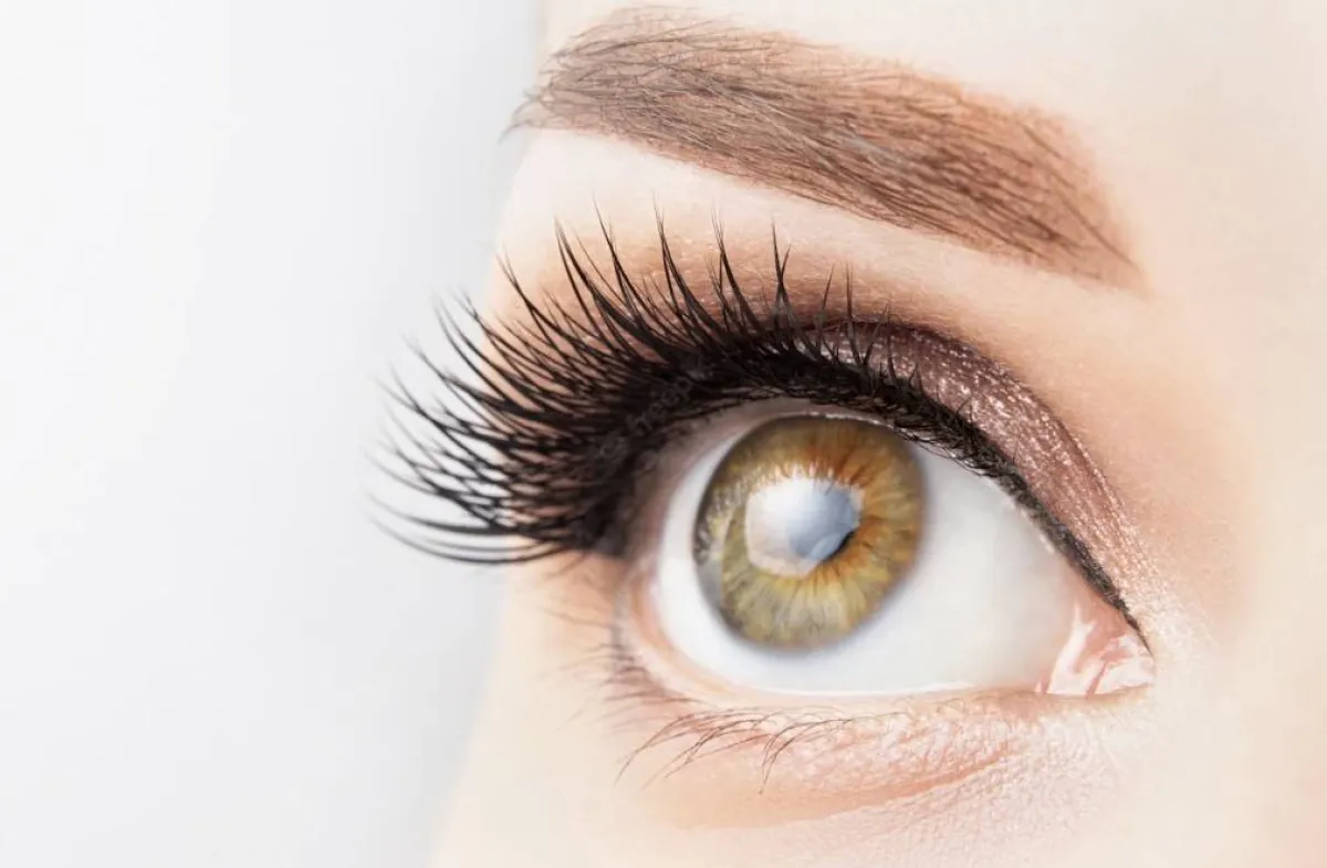 طريقة استخدام زيت بذور المشمش للرموش .. سيغنيك عن الماسكرا