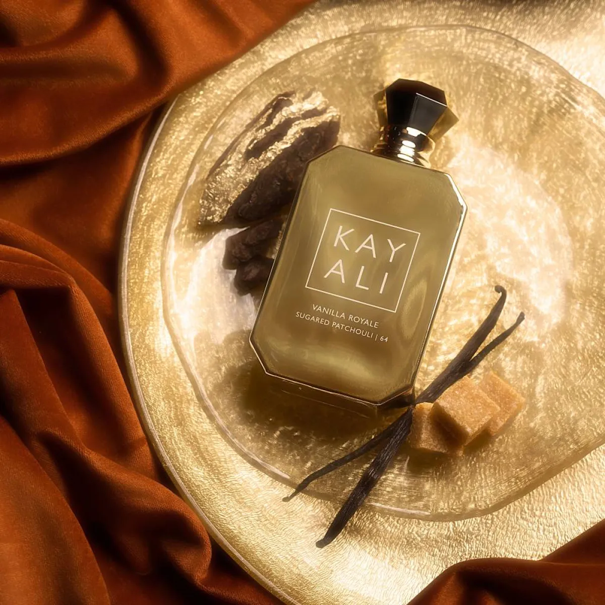 عطر أو دو بارفان Kayali المكثّف بالفانيلا الملكية والباتشولي السكري