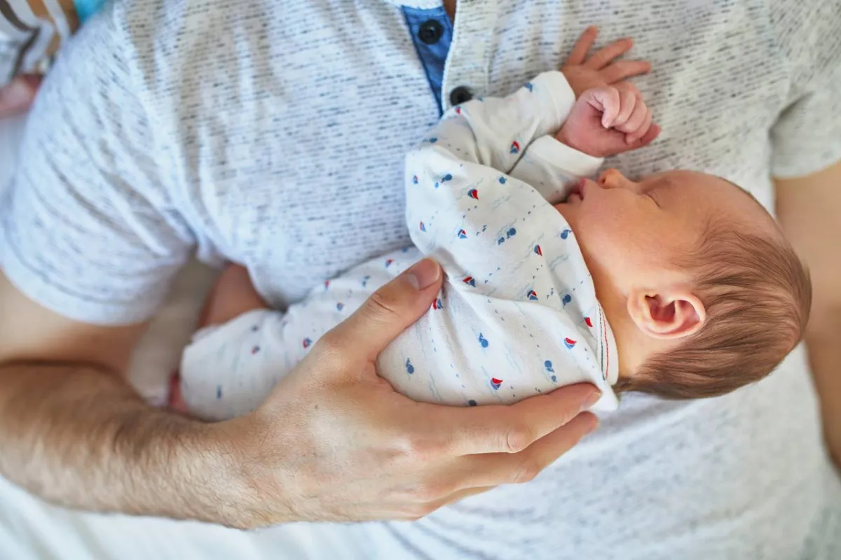 صورة لمولود في حضن والده