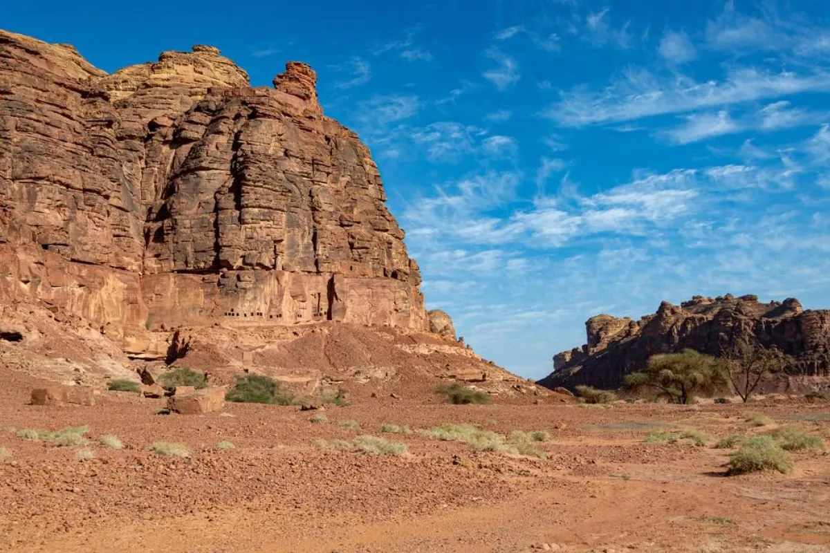 النقوش العربية في جبل عكمة جاذبة للسياح
