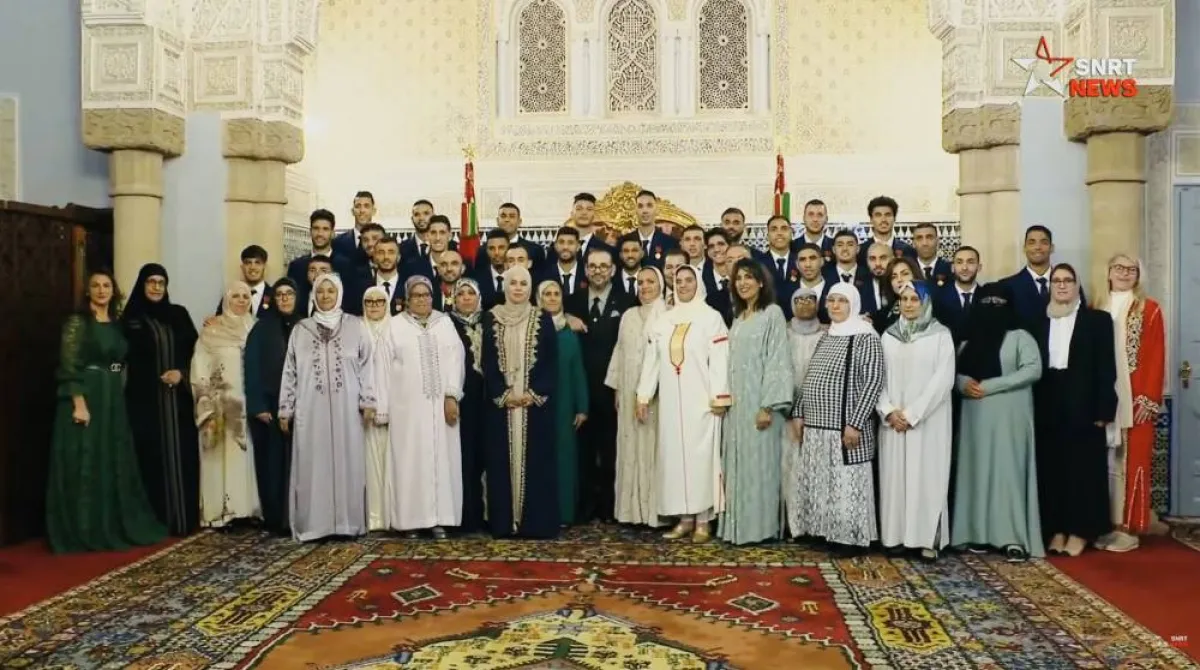 الملك محمد السادس يستقبل أفراد المنتخب المغربي ويمنحهم أوسمة ملكية