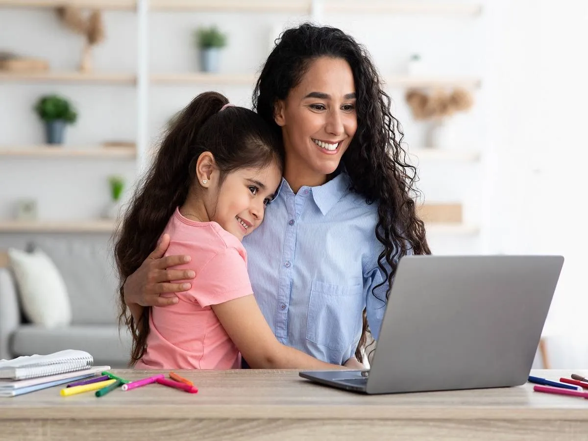 صورة لطفلة تجلس مع والدتها 