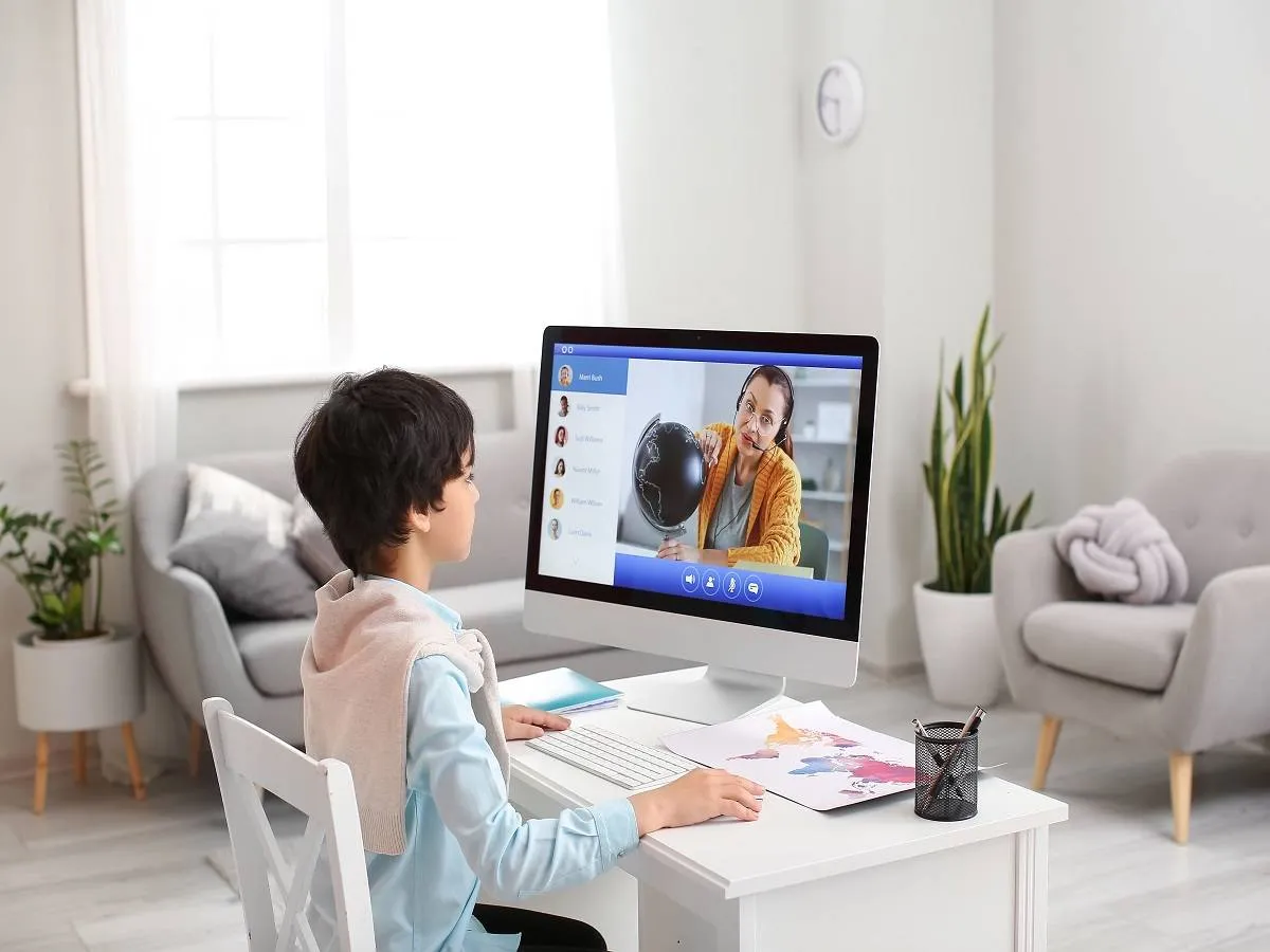 صورة لطفل يدرس عن بعد