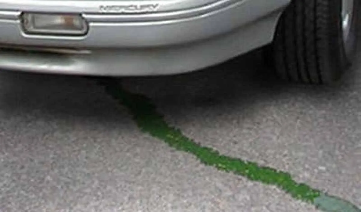 ماذا تعني ألوان السوائل المسربة من سيارتك 