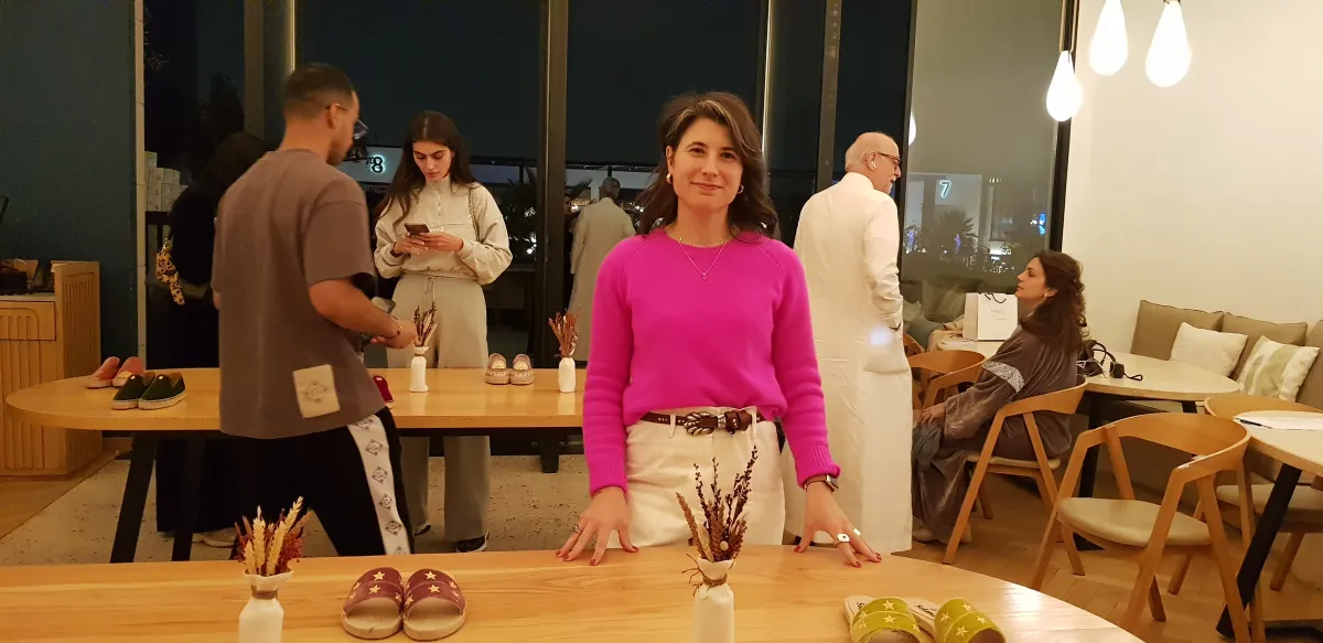 المصممة ياسمين ادريس أثناء عرض المجموعة