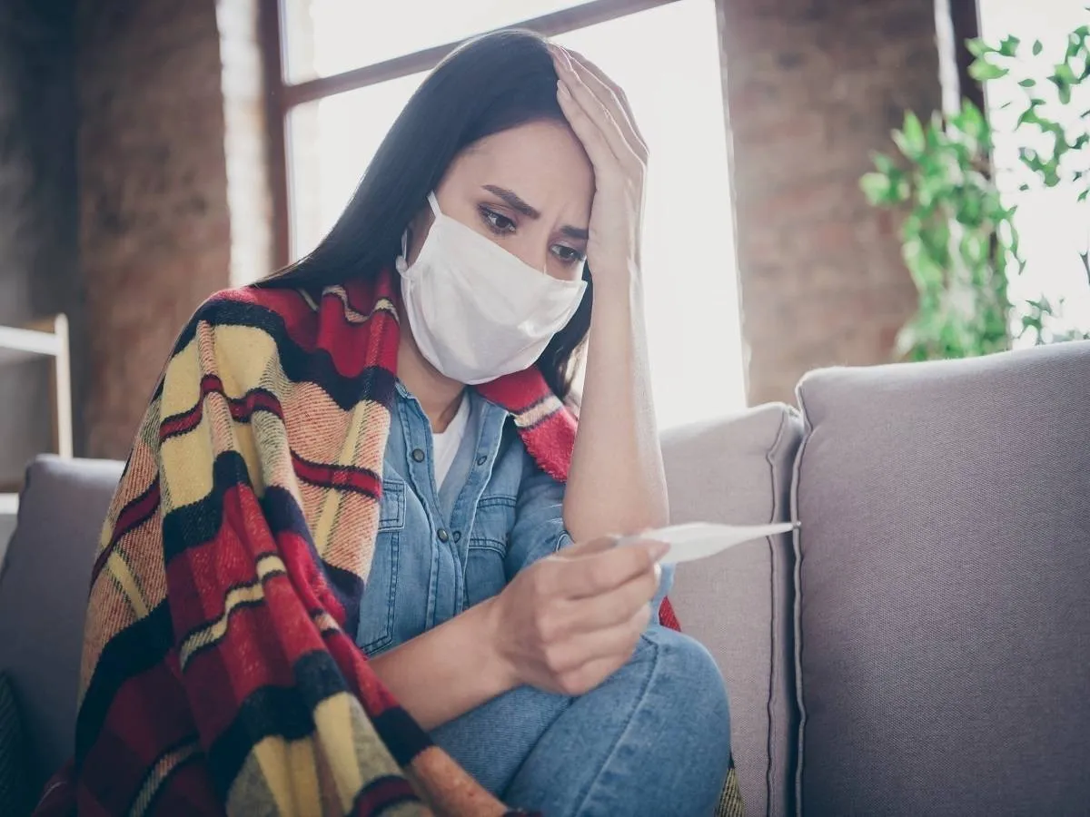 صورة لامرأة مريضة  بارتفاع درجة الحرارة 