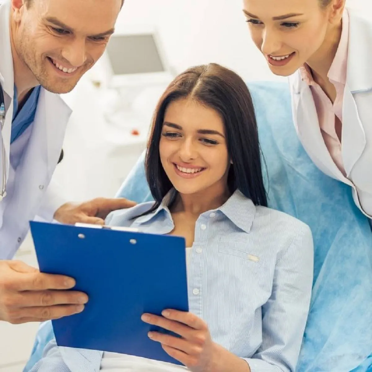 صورة لحامل وحساب يخبرها بحملها