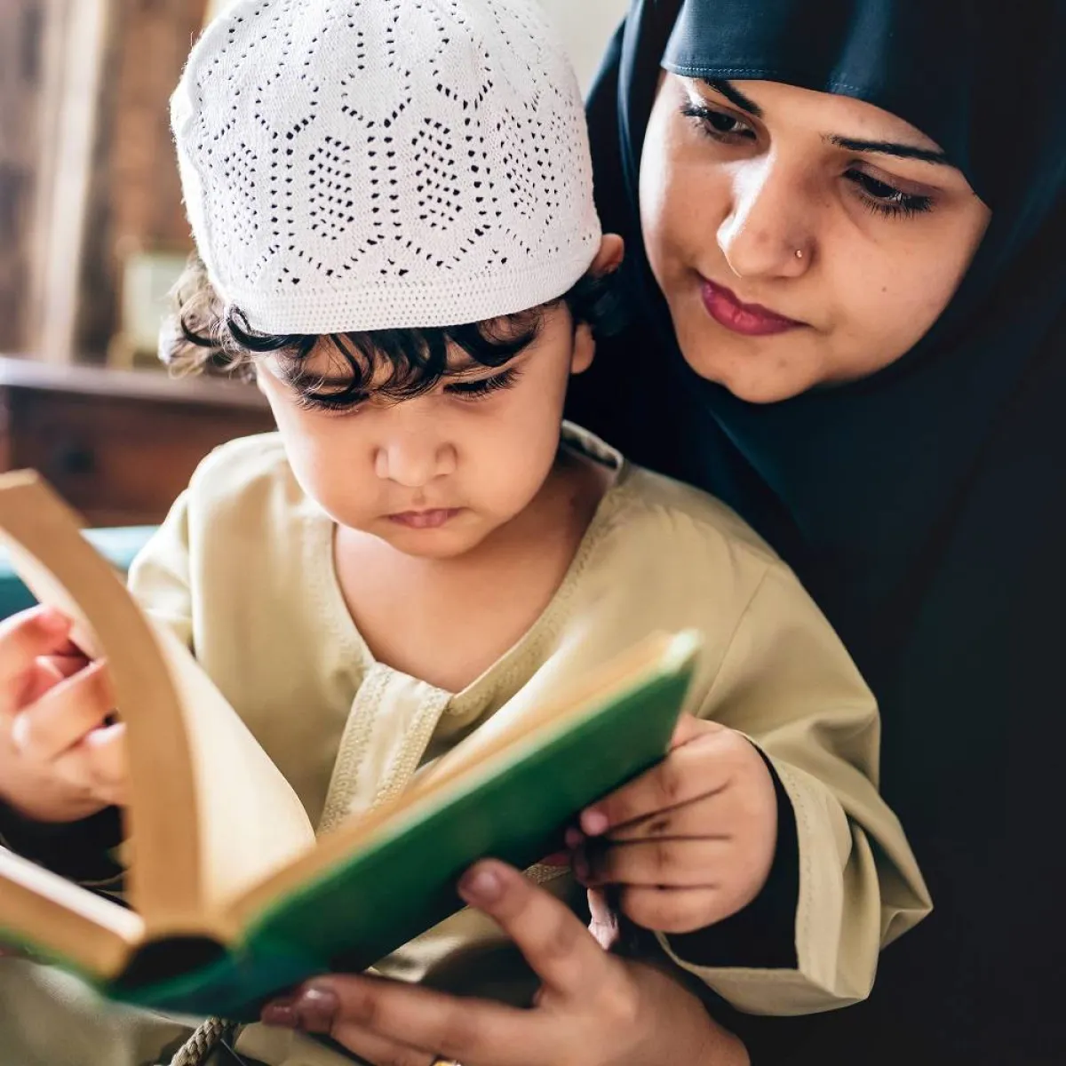 صورة تعبيرية عن مساندة الأم لطفلها