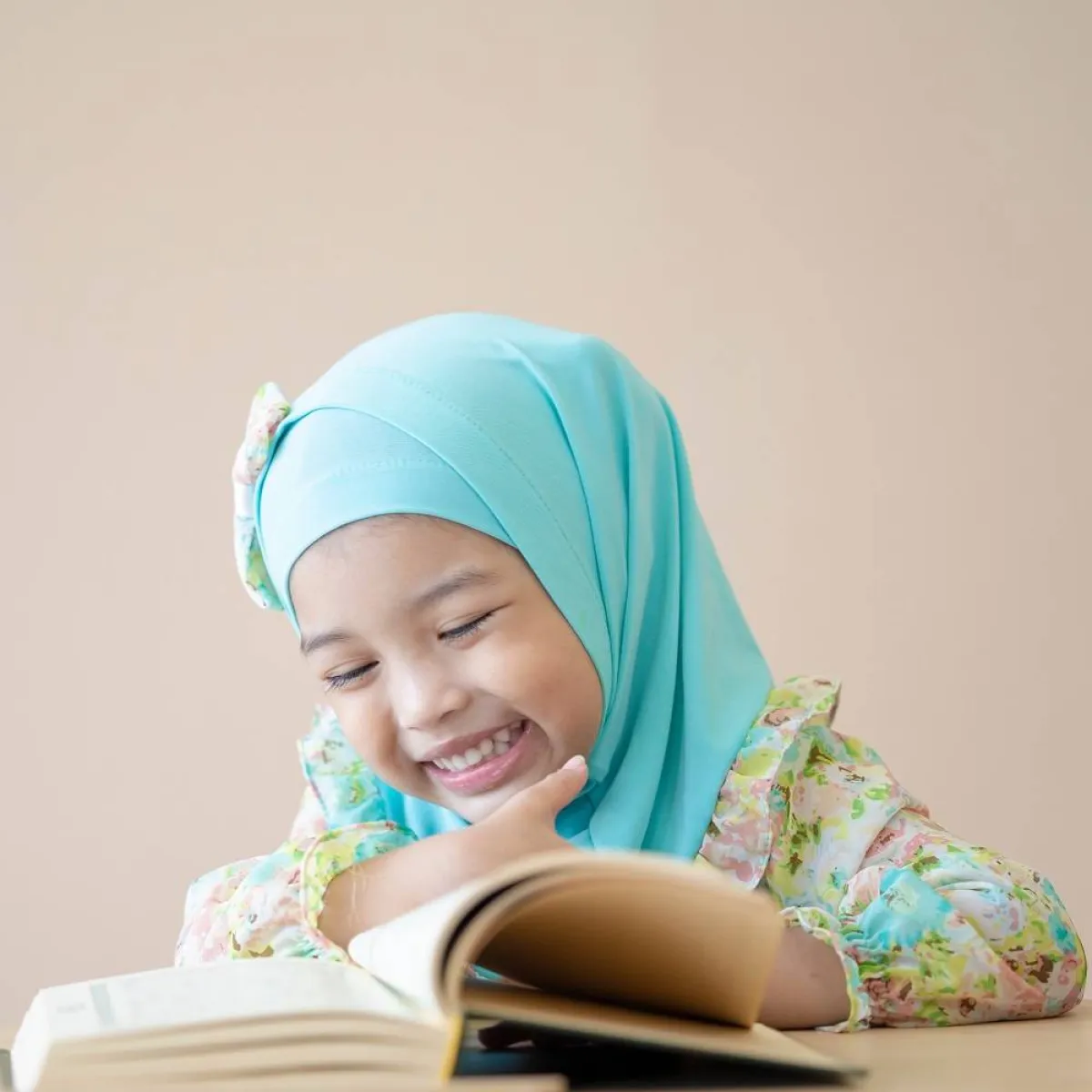 صورة لطفلة صغيرة تقرأ وتخطئ وتتعلم