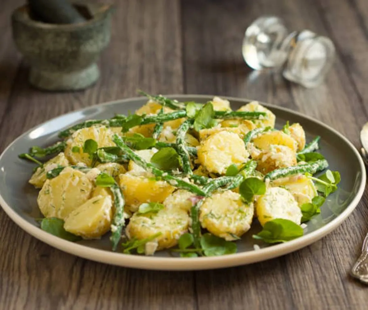 صورة لطبق من الفاصوليا الخضراء مع خضروات أخرى