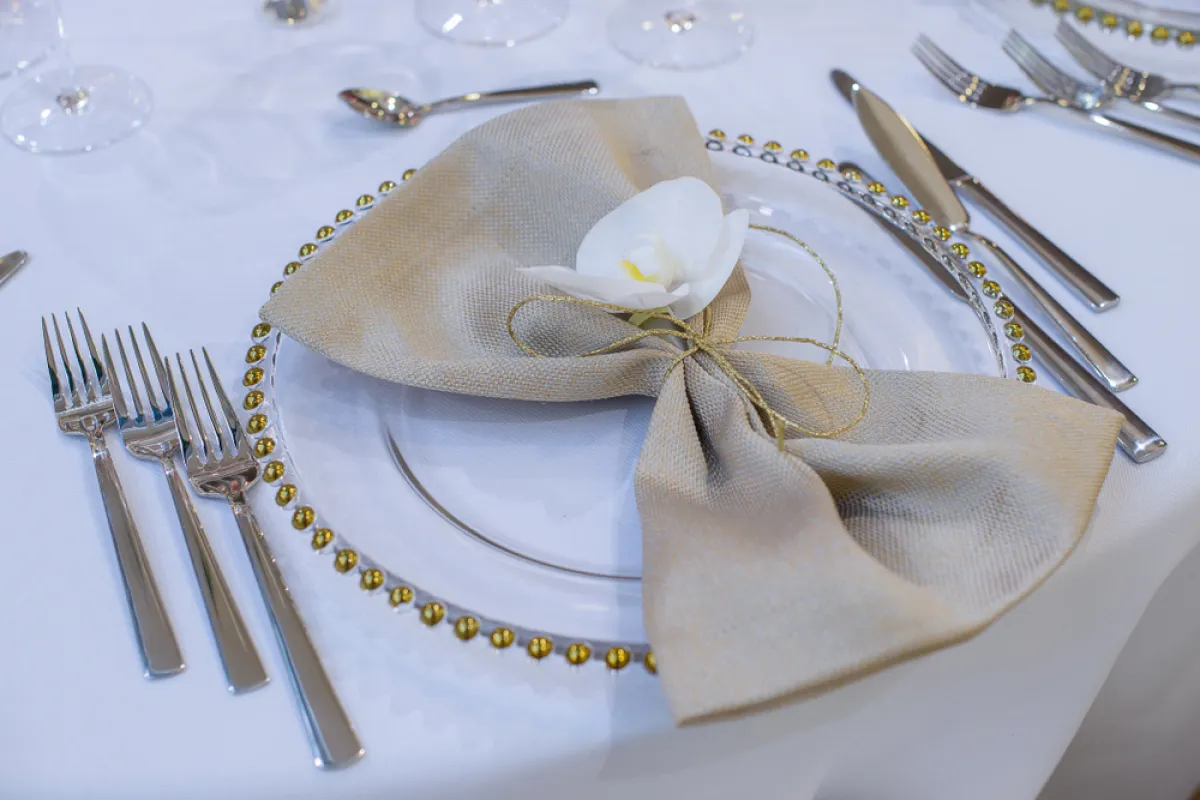 أدوات المائد باللون الفضي