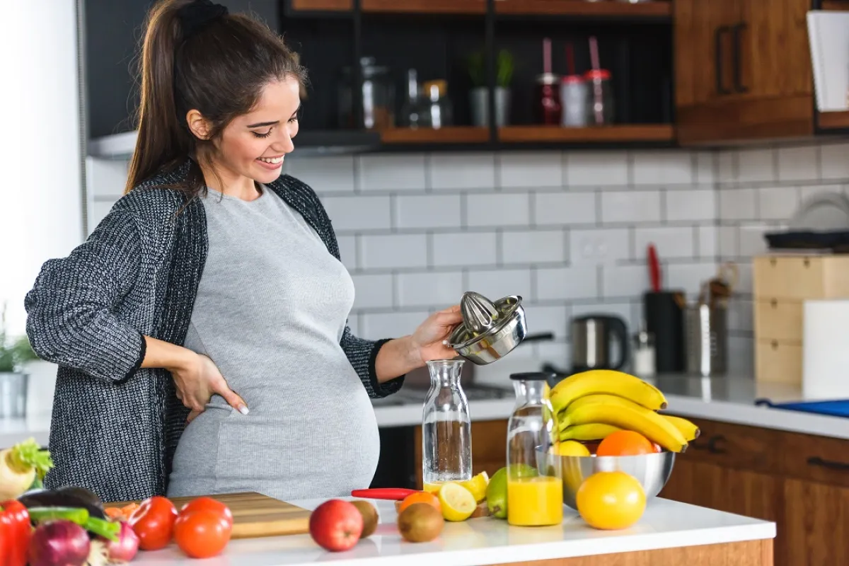 صورة لحامل تعد طعامها