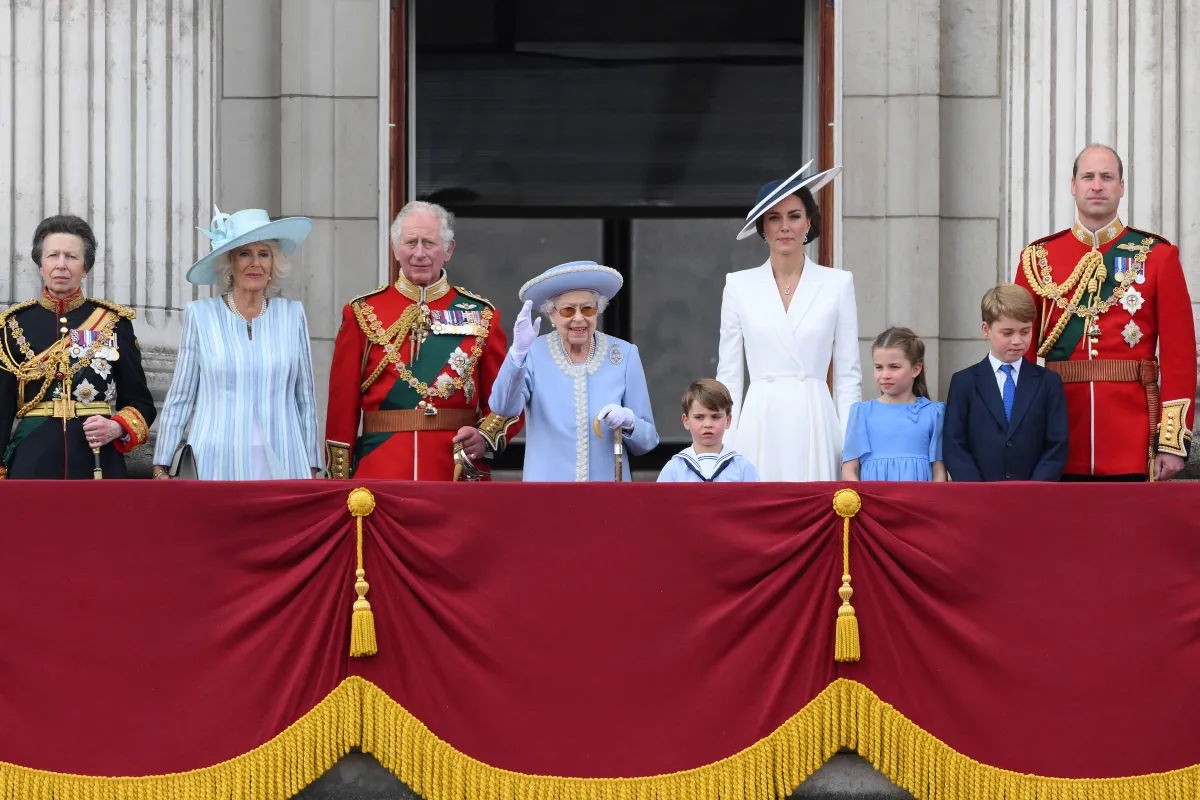 Britain's Queen Elizabeth II (C) stands with from left, Britain's Princess Anne, Princess Royal, Britain's Camilla, Duchess of Cornwall, Britain's Prince Charles, Prince of Wales, Britain's Prince Louis of Cambridge, Britain's Catherine, Duchess of Cambridge, Britain's Princess Charlotte of Cambridge , Britain's Prince George of Cambridge, Britain's Prince William, Duke of Cambridge, in London on June 2, 2022. Daniel LEAL / AFP