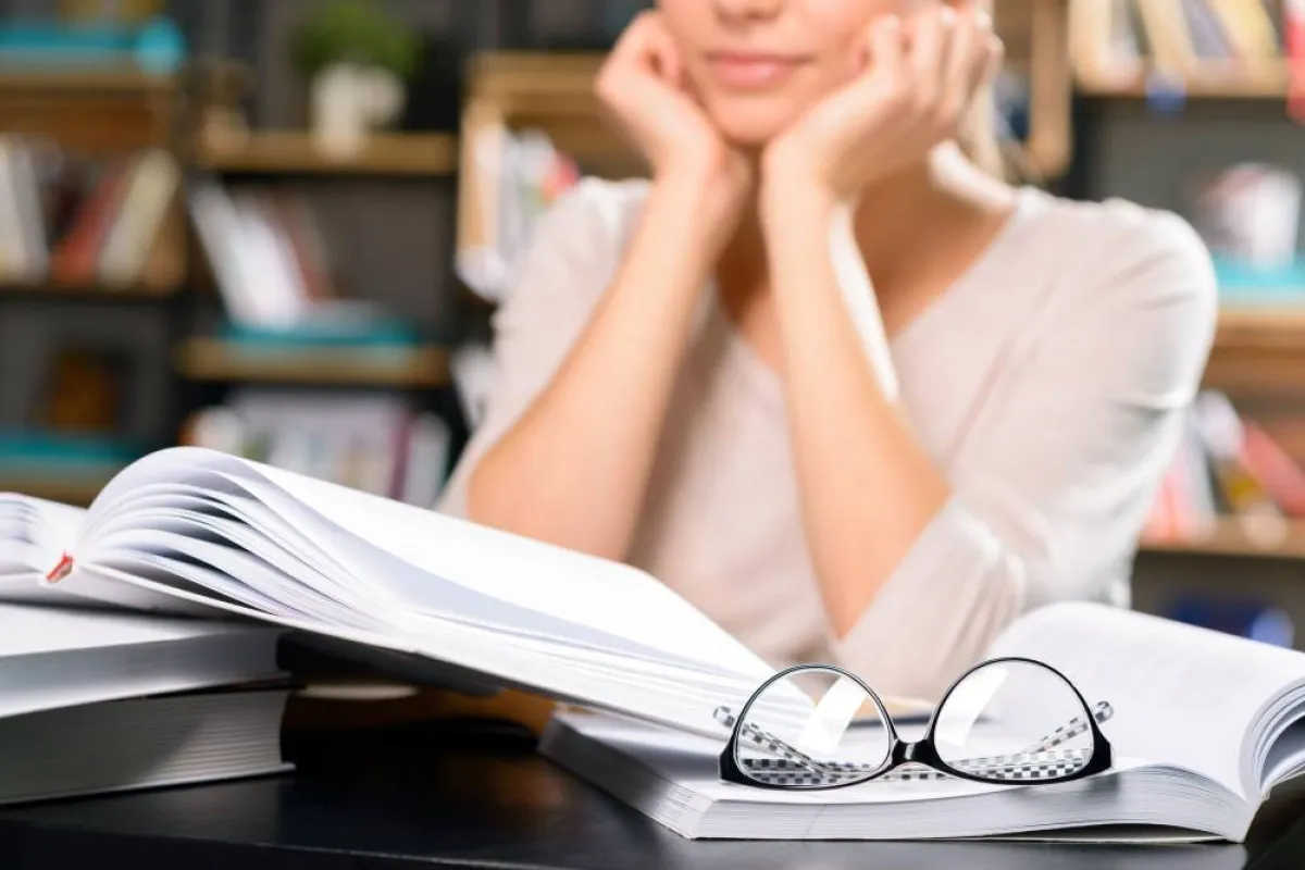 قراءة الكتب والاطلاع على المعلومات المستجدة المتعلقة بالتخصص