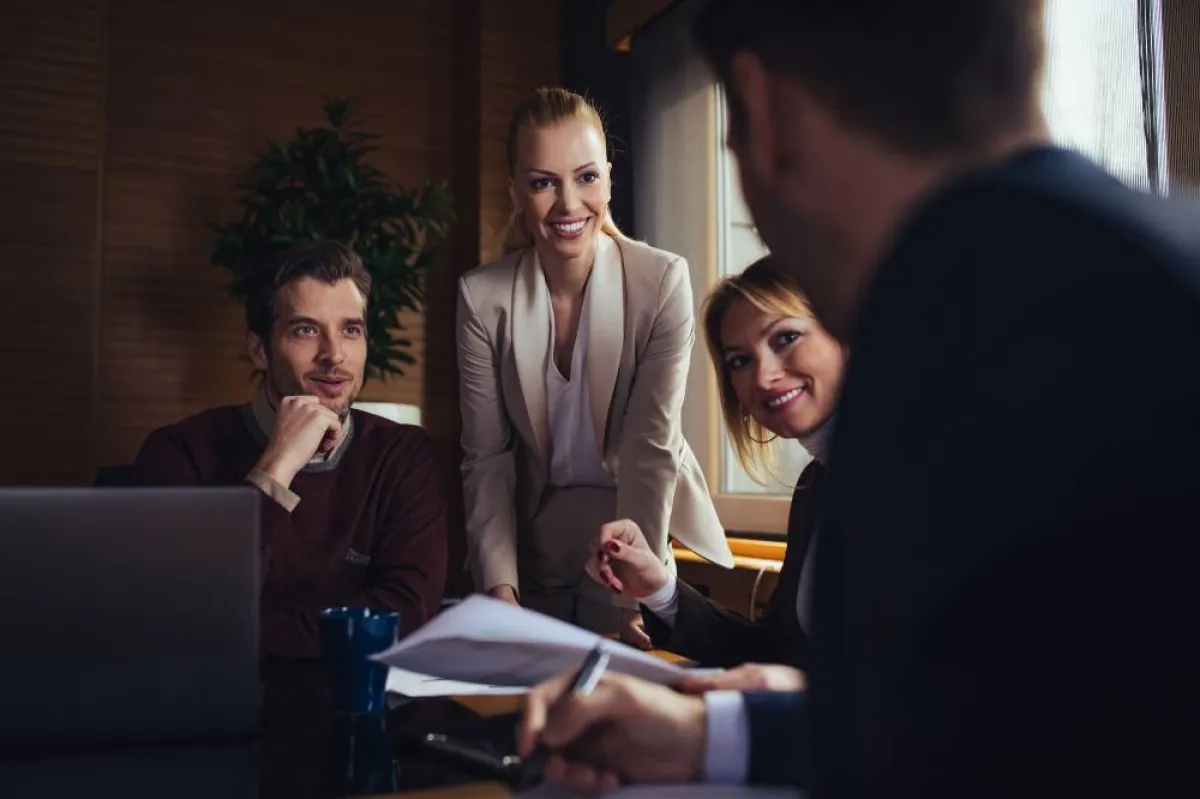 مقابلة الموظفين أو العملاء لتحديد القدرات الأساسية