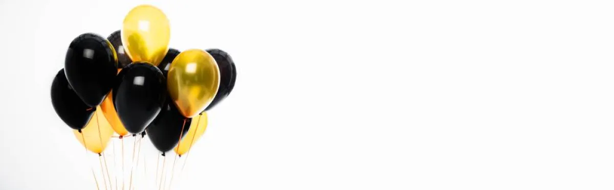 الذهبي والأسود مزيج جذاب في ديكورات نهاية العام