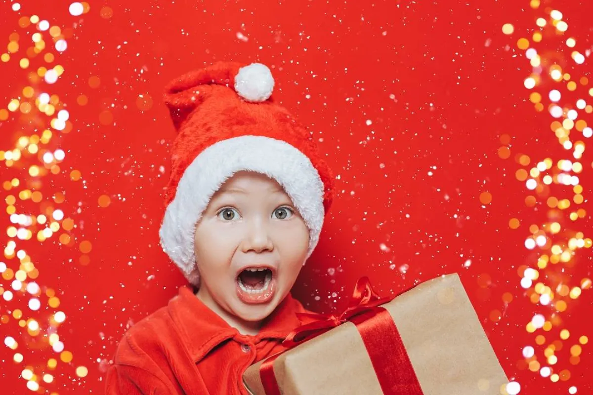 صورة لطفل صغير فرحان بالاحتفال