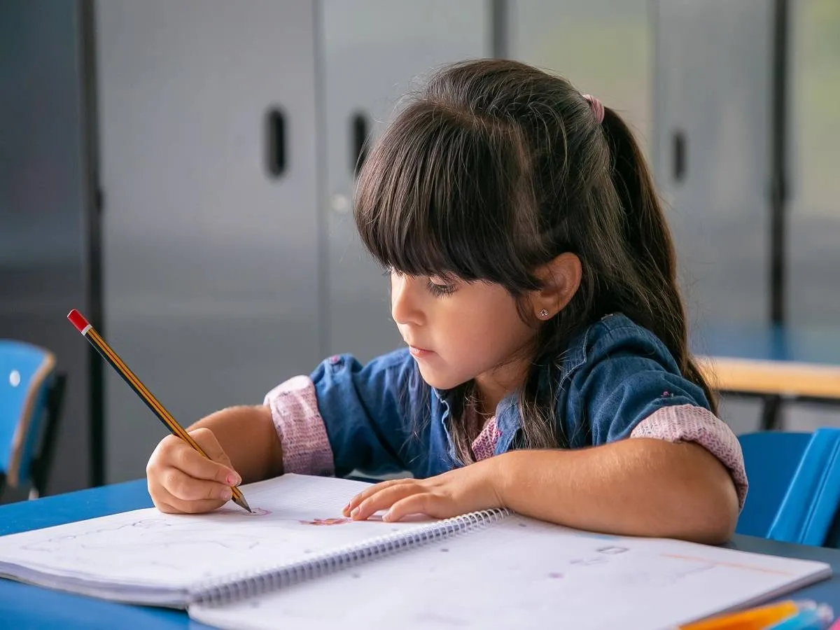 صورة لطفلة تدرس