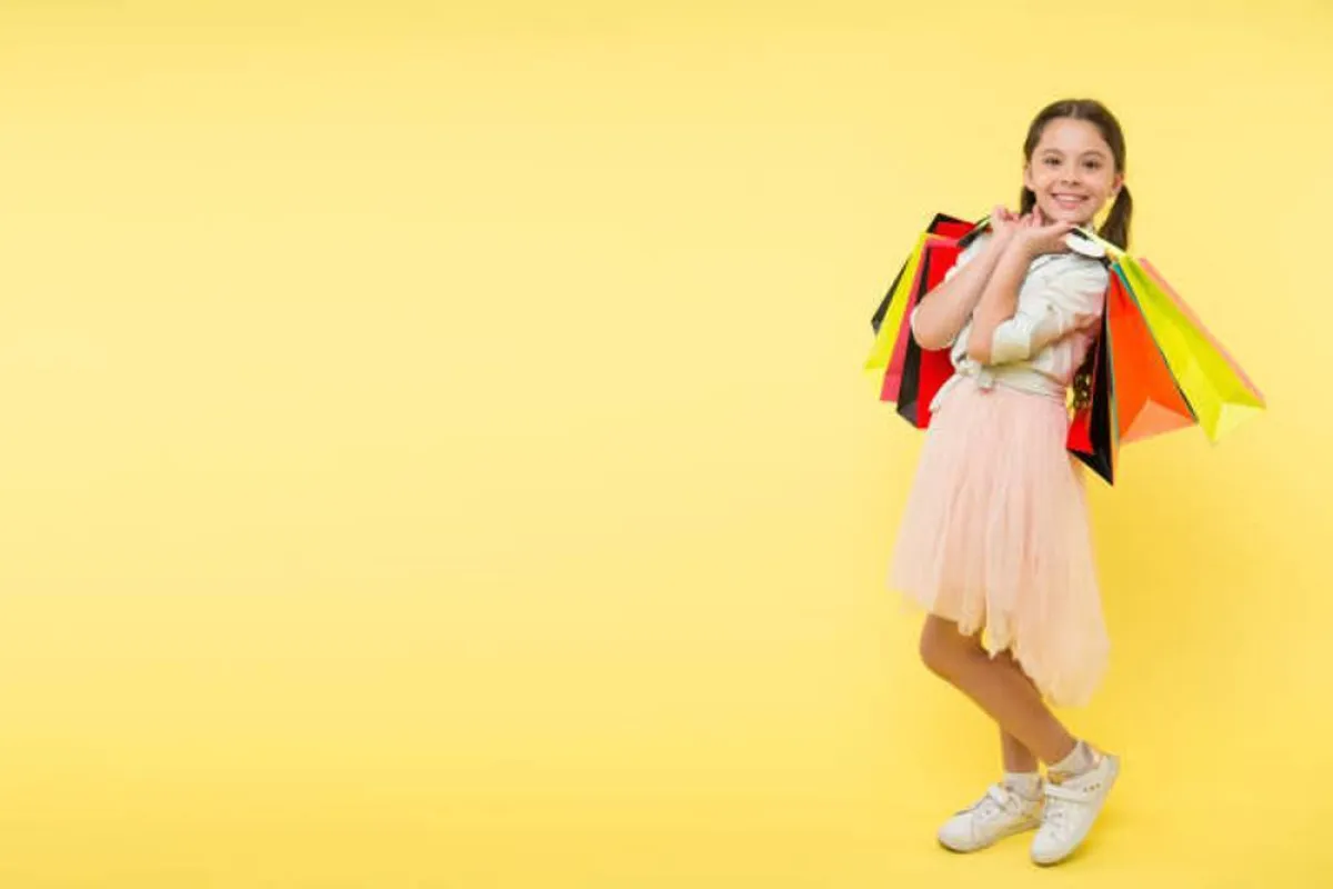 صورة تعبر عن طفلة مغرمة بالأناقة