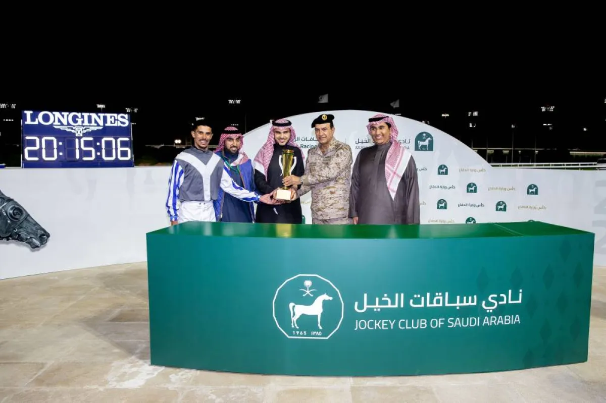  الفريق الركن فهد بن عبدالله الغفيلي قائد القوات البحرية الملكية السعودية أثناء تكريم الفائز بالشوط الحادي عشر