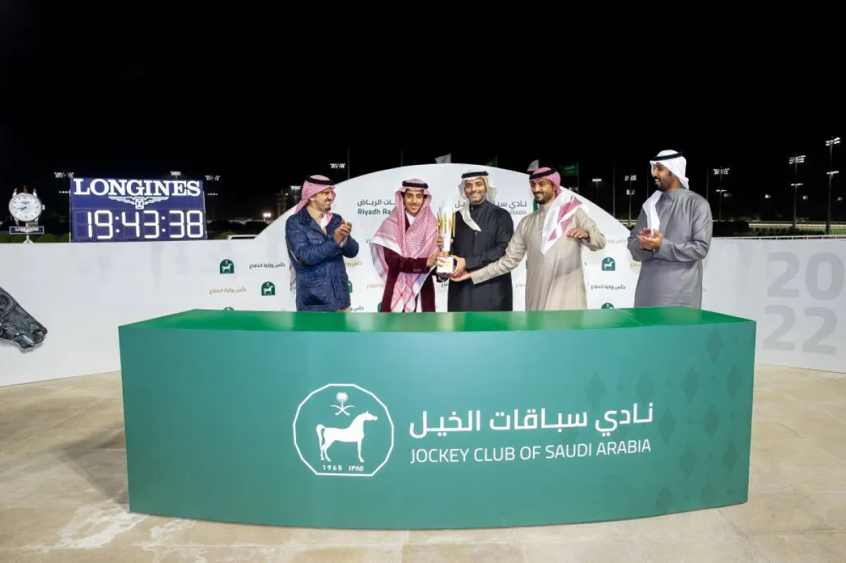 مدير عام السباقات الأستاذ سالم بن محفوظ يكرم الفائز بالشوط العاشر