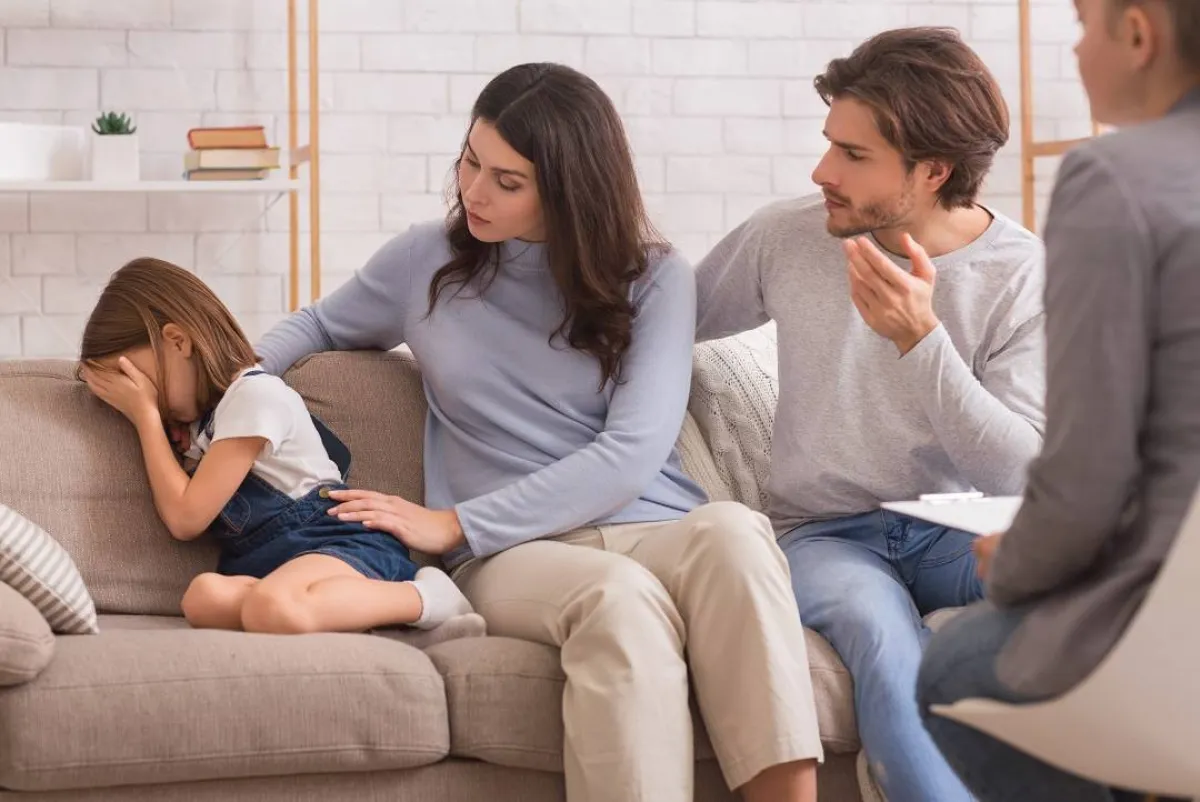 صورة لأسرة تبحث عن دلالات لسلوكيات الطفل