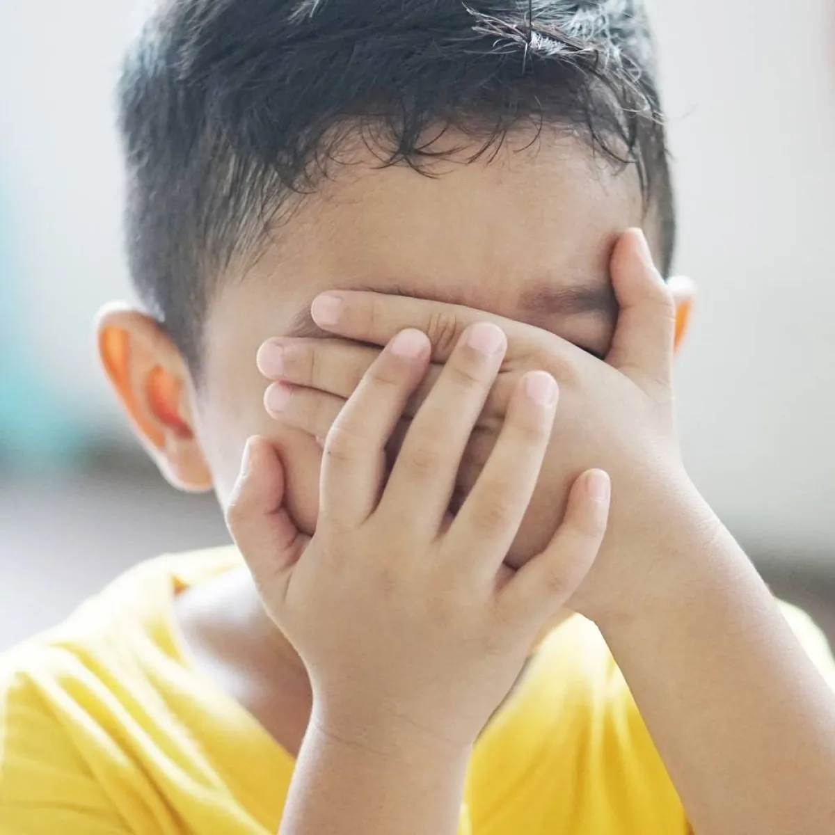 صورة لطفل يخجل من خطأه