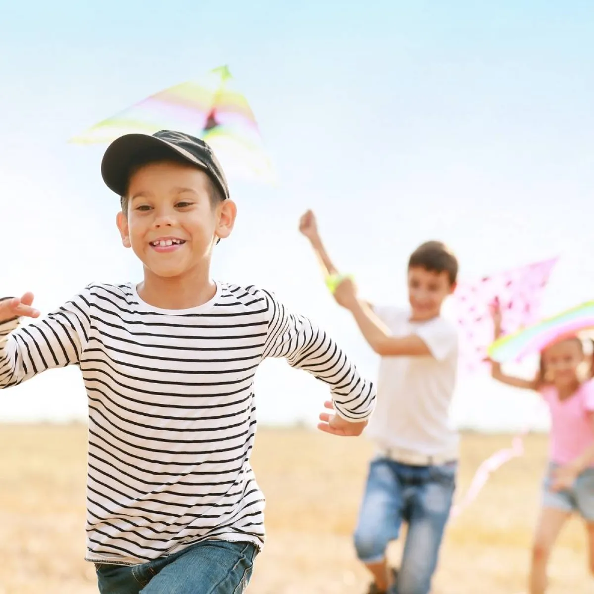 صورة لأطفال يجرون