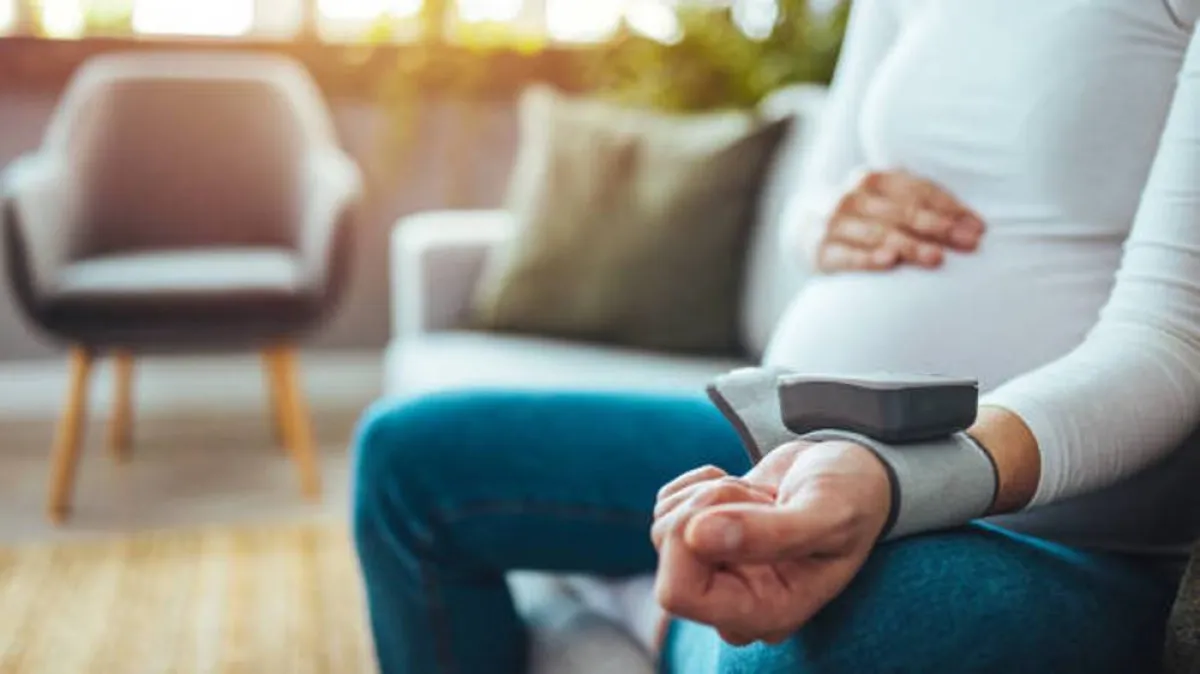 صورة لحامل تتابع قراءات ضغط دمها