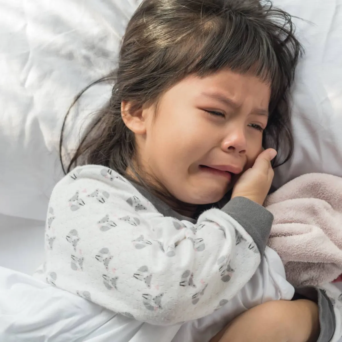 صورة لطفلة تبكي ليلا