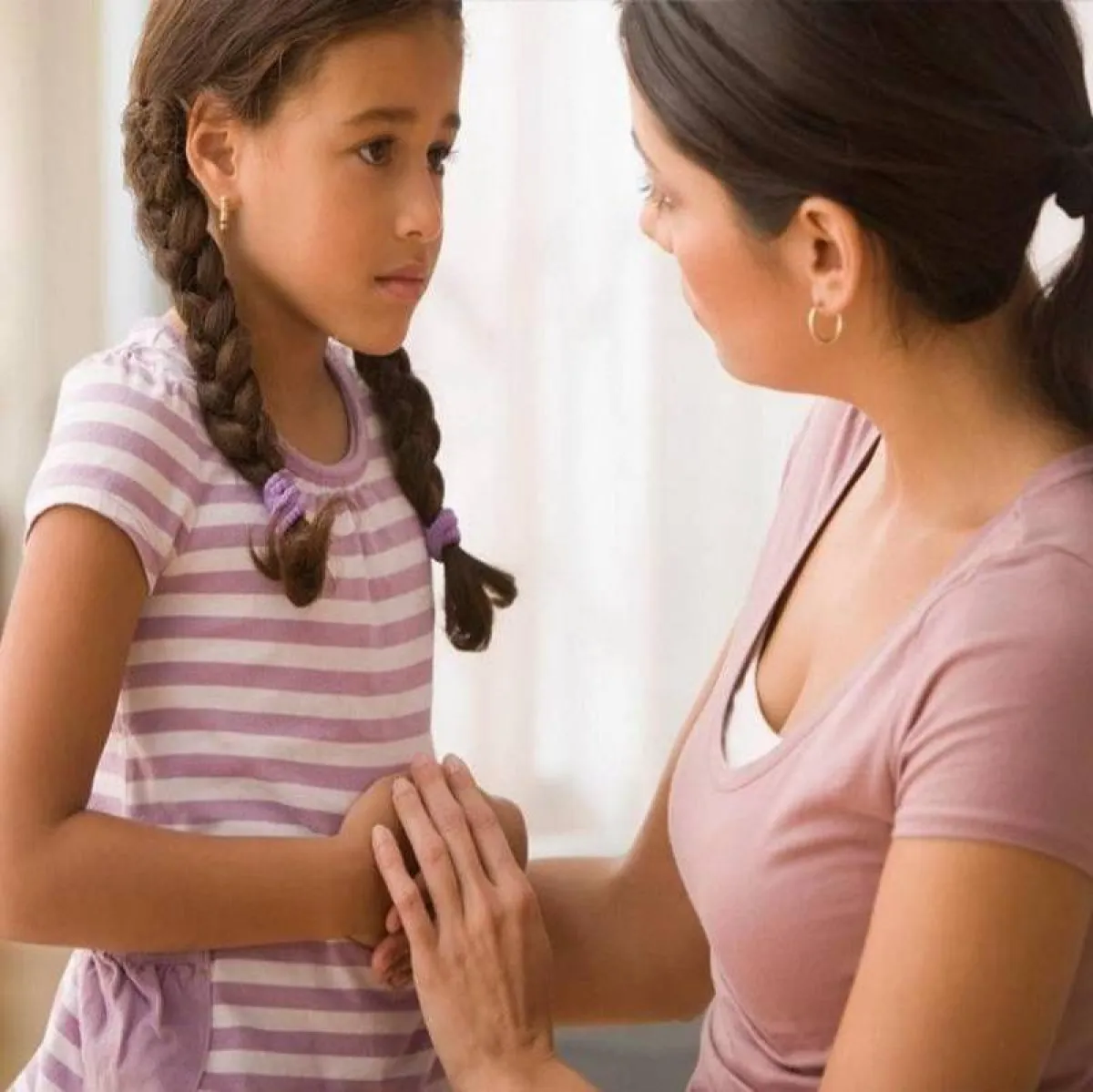 صورة لأم تناقش طفلتها